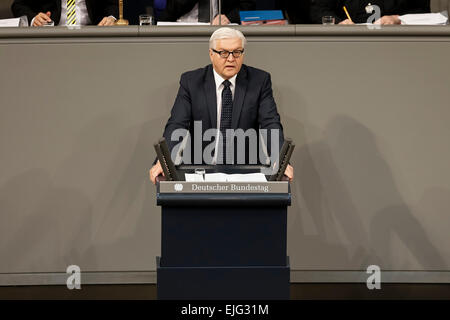 Berlin, Deutschland. 26. März 2015. 97. Sitzung des Deutschen Bundestags-Anhörung der Bundesregierung zu den Assoziierungsabkommen zwischen der Europäischen Union, die Ukraine, Georgien und der Republik Moldau, im Bundestag am 26. März 2015 in Berlin Deutschland. / Foto: Frank-Walter Steinmeier (SPD), der deutsche Außenminister, während seiner Rede im Bundestag. Bildnachweis: Reynaldo Chaib Paganelli/Alamy Live-Nachrichten Stockfoto