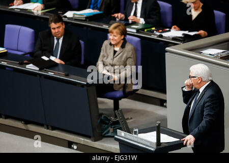 Berlin, Deutschland. 26. März 2015. 97. Sitzung des Deutschen Bundestags-Anhörung der Bundesregierung zu den Assoziierungsabkommen zwischen der Europäischen Union, die Ukraine, Georgien und der Republik Moldau, im Bundestag am 26. März 2015 in Berlin Deutschland. / Foto: Frank-Walter Steinmeier (SPD), der deutsche Außenminister, während seiner Rede im Bundestag. Bildnachweis: Reynaldo Chaib Paganelli/Alamy Live-Nachrichten Stockfoto