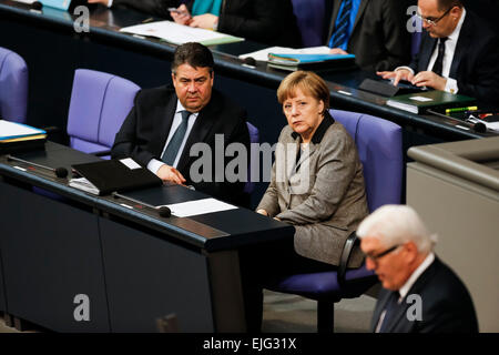 Berlin, Deutschland. 26. März 2015. 97. Sitzung des Deutschen Bundestags-Anhörung der Bundesregierung zu den Assoziierungsabkommen zwischen der Europäischen Union, die Ukraine, Georgien und der Republik Moldau, im Bundestag am 26. März 2015 in Berlin Deutschland. / Bild: Sigmar Gabriel (SPD), Bundesminister für Wirtschaft und Energie und Bundeskanzlerin Angela Merkel. Bildnachweis: Reynaldo Chaib Paganelli/Alamy Live-Nachrichten Stockfoto