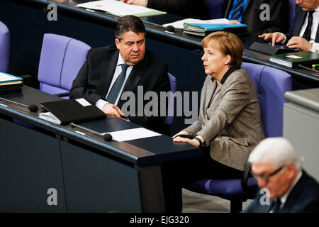 Berlin, Deutschland. 26. März 2015. 97. Sitzung des Deutschen Bundestags-Anhörung der Bundesregierung zu den Assoziierungsabkommen zwischen der Europäischen Union, die Ukraine, Georgien und der Republik Moldau, im Bundestag am 26. März 2015 in Berlin Deutschland. / Bild: Sigmar Gabriel (SPD), Bundesminister für Wirtschaft und Energie und Bundeskanzlerin Angela Merkel. Bildnachweis: Reynaldo Chaib Paganelli/Alamy Live-Nachrichten Stockfoto