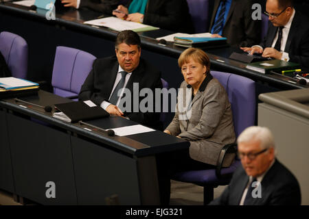 Berlin, Deutschland. 26. März 2015. 97. Sitzung des Deutschen Bundestags-Anhörung der Bundesregierung zu den Assoziierungsabkommen zwischen der Europäischen Union, die Ukraine, Georgien und der Republik Moldau, im Bundestag am 26. März 2015 in Berlin Deutschland. / Bild: Sigmar Gabriel (SPD), Bundesminister für Wirtschaft und Energie und Bundeskanzlerin Angela Merkel. Bildnachweis: Reynaldo Chaib Paganelli/Alamy Live-Nachrichten Stockfoto