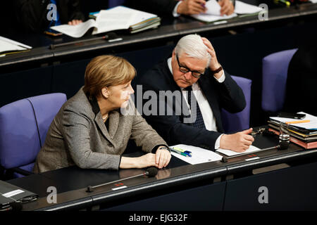 Berlin, Deutschland. 26. März 2015. 97. Sitzung des Deutschen Bundestags-Anhörung der Bundesregierung zu den Assoziierungsabkommen zwischen der Europäischen Union, die Ukraine, Georgien und der Republik Moldau, im Bundestag am 26. März 2015 in Berlin Deutschland. / Foto: Bundeskanzlerin Angela Merkel im Gespräch mit Frank-Walter Steinmeier (SPD), der deutsche Außenminister im Bundestag. Bildnachweis: Reynaldo Chaib Paganelli/Alamy Live-Nachrichten Stockfoto