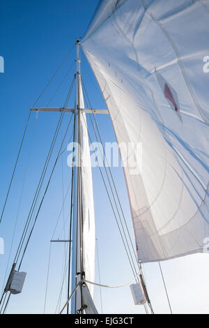 Suchen Sie den Mast mit Segel, auf der Yacht Barbary, Lake Taupo, Neuseeland Stockfoto