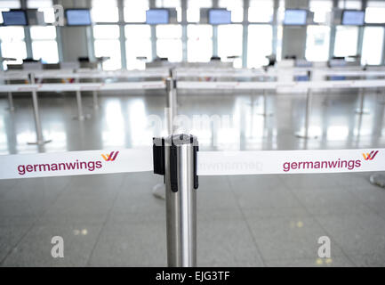 Düsseldorf, Deutschland. 26. März 2015. Zähler am Germanwings Tasche-Tropfen wurden vor einer Minute des Schweigens am Flughafen in Düsseldorf, 26. März 2015 aufgegeben. Am 24. März 2015 stürzte ein Germanwings Aribus A320 in den französischen Alpen. Foto: CAROLINE SEIDEL/Dpa/Alamy Live News Stockfoto