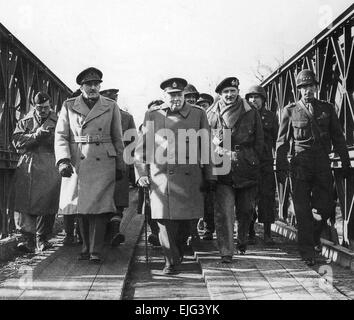 Alliierten KOMMANDEURE überqueren Rhein 26. März 1945. Von links, Feldmarschall Sir Alan Brooke, Winston Churchill, Feldmarschall Bernard Montgomery, General-Leutnant William Simpson überqueren Sie den Rhein auf einer Bailey-Brücke Stockfoto