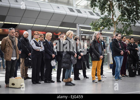 Düsseldorf, Deutschland. 26. März 2015. Besuchern stehen für eine Minute des Schweigens am Flughafen in Düsseldorf, 26. März 2015. Am 24. März 2015 stürzte ein Germanwings Aribus A320 in den französischen Alpen. Foto: MAJA HITIJ/Dpa/Alamy Live News Stockfoto