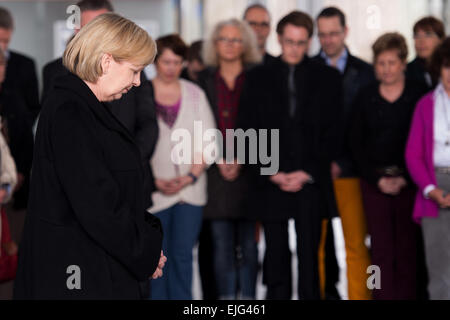 Düsseldorf, Deutschland. 26. März 2015. Premier von Nordrhein-Westfalen Hannelore Kraft (FRONT L) und Regierungsangestellte Gedenken der Opfer des Absturzes Germanwings A320 in den französischen Alpen in einem Moment der Stille in der Staatskanzlei in Düsseldorf, 26. März 2015. Foto: MARIUS BECKER/Dpa/Alamy Live News Stockfoto