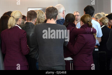 Düsseldorf, Deutschland. 26. März 2015. Lufthansa und Germanwings Mitarbeiter stehen für eine Minute des Schweigens für die Crash-Opfer am Flughafen in Düsseldorf, 26. März 2015. Am 24. März 2015 stürzte ein Germanwings Aribus A320 in den französischen Alpen. Foto: CAROLINE SEIDEL/Dpa/Alamy Live News Stockfoto