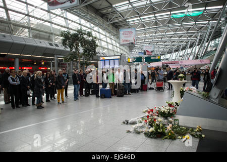 Düsseldorf, Deutschland. 26. März 2015. Menschen stehen für eine Minute des Schweigens für die Crash-Opfer am Flughafen in Düsseldorf, 26. März 2015. Am 24. März 2015 stürzte ein Germanwings Aribus A320 in den französischen Alpen. Foto: MAJA HITIJ/Dpa/Alamy Live News Stockfoto