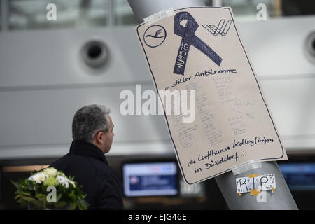 Düsseldorf, Deutschland. 26. März 2015. Ein Schild steht "im ruhigen Sympathie" am Flughafen in Düsseldorf, 26. März 2015. Am 24. März 2015 stürzte ein Germanwings Aribus A320 in den französischen Alpen. Foto: MAJA HITIJ/Dpa/Alamy Live News Stockfoto