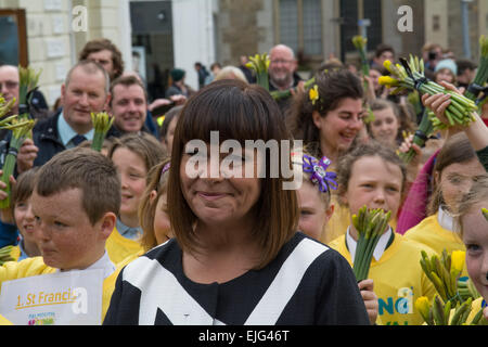 Falmouth, Cornwall, UK. 26. März 2015. Komikerin Dawn French mit lokalen Schulkindern zu Jahresbeginn eine Parade, ihr erster Rektor der Universität Falmouth zu ernennen. Bildnachweis: Simon Yates/Alamy Live-Nachrichten Stockfoto