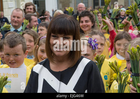 Falmouth, Cornwall, UK. 26. März 2015. Komikerin Dawn French mit lokalen Schulkindern zu Jahresbeginn eine Parade, ihr erster Rektor der Universität Falmouth zu ernennen. Bildnachweis: Simon Yates/Alamy Live-Nachrichten Stockfoto