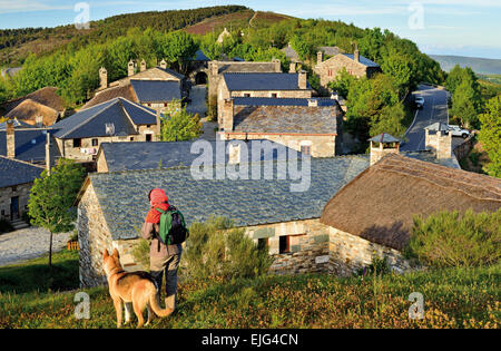 Spanien, Galicien: Pilger und Hund auf einem Hügel mit Blick auf St. James Way Bergdorf O Cebreiro Stockfoto