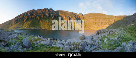 Morgenröte leuchtet Coumshingaun, Comeragh Mountains, Grafschaft Waterford, Irland. Stockfoto