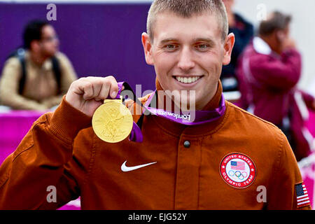 Im doppelten Rekord-Mode wurde Sgt. Vincent Hancock die erste Schrotflinte Shooter in Folge olympische Goldmedaillen im Skeet der Herren am Dienstag an die Royal Artillery Barracks zu gewinnen. Hancock, 23, ein Soldat in der US-Armee Treffsicherheit Einheit von Eatonton, Ga., seine eigenen Rekorde bei den Spielen in Peking 2008 für beide Qualifikation 123 und insgesamt 148 Partituren in den Schatten gestellt. Er schlug gold in China mit einer Qualifikation Punktzahl von 121 und insgesamt 145. Hancock setzte sich durch zwei Schüsse über Silbermedaillengewinner Anders Golding 146 von Dänemark und von vier Schüssen über Katars Nasser Al Attiya 144, die Bronze gesichert Stockfoto