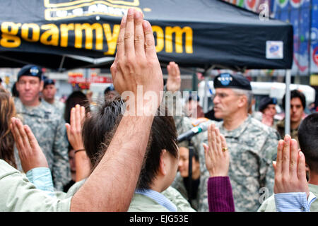 Armee-General George W. Casey Jr., Stabschef der Armee verwaltet den Eid der Eintragung zu 26 Rekruten in New York City, 1. April 2009. Der Gruppe gehörten 16 Rekruten, die die militärische Beitritte entscheidend für das Staatsinteresse-Programm die nichtansässigen Ausländern mit besonderen Fähigkeiten, die legal in den USA gehören ermöglicht, in der Armee zu gewinnen.    Armee-Foto von D. Myles Cullen Stockfoto