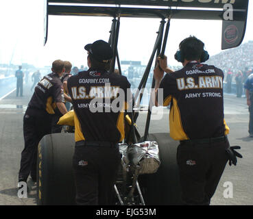 Armee Top Fuel Team Mitglieder drücken die "Der Sarge" Dragster in Position bei den 10. jährlichen Torco Racing Kraftstoffe Route 66 NHRA Nationals in Chicago. Herr Schumacher konnte Fahrer Larry Dixon in der zweiten Runde zu überholen. Foto von Spc. Mekonya Cheefus Stockfoto