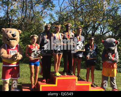 Die Erstplatzierten des 39. Marine Corps Marathon. Streitkräfte Athleten dauerte fünf der sechs Plätze auf dem Podium mit Army Captain Meghan Curran und Armee spec Samuel Kosgei gewinnt den Damen- und Herren Division. Von links nach rechts: Frau Lindsey Wilkens 2. weiblich; Armee spec Laban Sialo 2. männlich; Armee Capt Meghan Curran 1. weiblich; Armee spec Samuel Kosgei 1. männlich; Navy Petty Officer 2. Klasse Justin Turner und Marine Leutenant Gina Slaby.  Steven Dinote Stockfoto