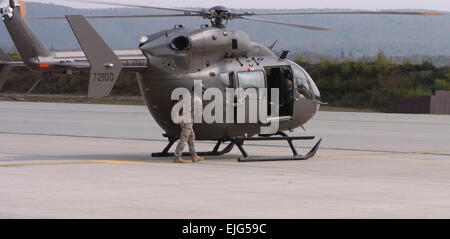 Mitglied der Falcon-Team, der Luftfahrt-Abteilung bei der Armee Joint Multinational Readiness Center in Hohenfels, Deutschland, führt eine Sichtprüfung der JMRC neueste Flugzeuge auf der Ramstein Air Base, April 19. Der UH-72A-Hubschrauber mit dem Kennzeichen 72100 ist das 100. Lakota Flugzeug an die Armee geliefert. Es wird bei JMRCs GÜZ verwendet werden.         Armee der neuesten Helikopterfliegerei jetzt in Europa /-news/2010/04/23/37874-armys-newest-helicopter-now-flying-in-europe/ Stockfoto