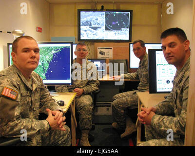 Soldaten von Fort Bliss, Texas, versuchen die Prototyp-Kommunikation und Kontrollstation für das gemeinsame Land Angriff erhöhten saldiert Sensorsystem. Von links sind 2nd Lt. Mike Jones, Staff Sgt David Brandau, Master Sergeant Greg Heidenescher und Chief Warrant Officer 3 Tschad Sneller.  Samuel Vaughn AMCOM Stockfoto