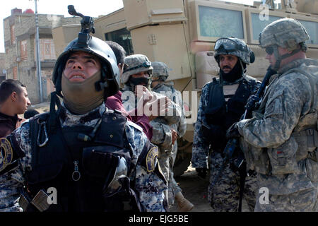 Irakische nationale Polizeibeamte eine Partnerschaft mit Fallschirmjägern beauftragt, der 82nd Airborne Division 3rd Brigade Combat Team, Sicherheits-Operationen vor einem Wahllokal in östlichen Bagdad, 31. Januar 2009 durchzuführen. Die US-Soldaten unterstützten irakischen Sicherheitskräften bei den Provinzwahlen.  Staff Sgt Alex Licea Stockfoto