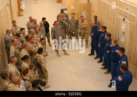 Astronauten mit der National Aeronautics and Space Administration Besuch bereitgestellt Soldat innen Jan. 31 am Flugfeld Kandahar, Afghanistan, während ein Armed Forces Entertainment-Tour. Stockfoto