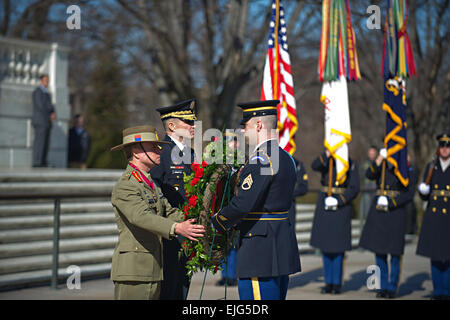 Australischer Generalleutnant David Morrison, Chef des Stabes der Armee und US Armee Generalmajor Michael Linnington legt einen Kranz am Grab des unbekannten Soldaten auf dem Arlington Nationalfriedhof in Arlington, VA. 9. Februar 2012. US Army Staff Sgt Teddy Wade Stockfoto