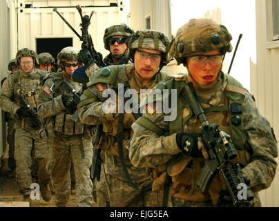 US-Armee Soldaten von Alpha Company, 1. Bataillon, 5. Infanterie-Regiment, 1. Brigade, 25. Infanteriedivision klar Gebäude während der Übung Talisman Sabre in Shoalwater Bay Training Area, Australien, 28. Juni 2007. Die Biennale Übung soll trainieren australische und amerikanische Truppen bei der Planung und Durchführung von kombinierten Task-Force Operationen, die helfen, Kampfbereitschaft und Interoperabilität zu verbessern.  Masse der Kommunikationsspezialist 2. Klasse Sandra M. Palumbo Stockfoto