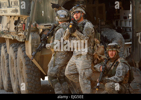 US-Armeesoldaten von Alpha Company, 1. Bataillon, 5. Infanterie-Regiment extrahieren Teamkollegen, um Sicherheit für die simulierte medizinische Versorgung während der Übung Talisman Sabre 2007 in Shoalwater Bay, Australien, 28. Juni 2007. Die Biennale Übung soll trainieren australische und amerikanische Truppen bei der Planung und Durchführung von kombinierten Task-Force Operationen, die helfen, Kampfbereitschaft und Interoperabilität zu verbessern.  Techn. Sgt. Jeremy Lock Stockfoto