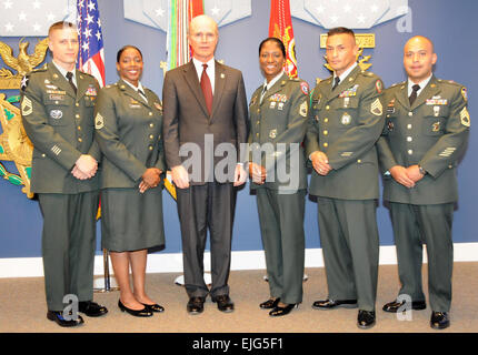 Secretary Of The Army, Pete Geren vergab Auszeichnungen der Exzellenz in der Rekrutierung und Karriereberatung während einer 5. Aug. Zeremonie im Pentagon.   Gehören unter anderem: Sgt. 1. Klasse Strate V. Flessas, Armee Karriere Ratgeber des Jahres; Sgt. 1. Klasse Anika Anderson-Hack, Armee-Werber des Jahres; Sgt.   1. Klasse Shateria Rahming, Armee-Reserve-Werber des Jahres; Sgt.   1. Klasse Gonzalo L. Fernandez, Army National Guard Recruiter / Retention Unteroffizier des Jahres Sgt. 1. Klasse Boris O. Cornejo, Army Reserve Karriere Ratgeber des Jahres erstmals, medizinische Rec Stockfoto