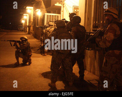 USA und der irakischen Armeesoldaten führen ein gemeinsames clearing-Betrieb in Adhamiya, Irak, 6. März 2007. Die US-Armeesoldaten sind mit Charlie Kompanie, 1. Bataillon, 26. Infanterie-Regiment.  Sgt. Jeffrey Alexander Stockfoto