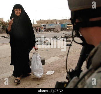 Eine irakische Frau gibt einen Daumen hoch für US Air Force Senior Airman Dan Strom während einer Mission in Bagdad, Irak, 6. Mai 2007. Strom ist ein gemeinsame terminal Angriff Controller verantwortlich für Kommunikation Koordinaten für Luftunterstützung während der Feuergefechte mit Feind Bodentruppen und ist 2. Bataillon, 3. Infantry Brigade Combat Team an.  Techn. Sgt Cecilio M. Ricardo Jr. Stockfoto