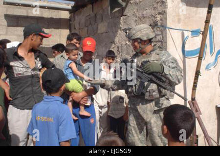 US-Armee CPL. Omar Schlüssel, der Bravo Company, 1. Bataillon, 28. Infanterie-Regiment, 4th Brigade Combat Team, 1st Infantry Division, interagiert mit den Anwohnern während einer Patrouille im Bereich Furat von Bagdad, Irak, 8. Mai 2007.  Staff Sgt Bronco Suzuki Stockfoto