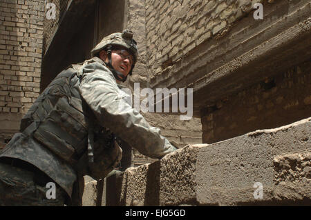 Ein US-Soldat vom 2. Bataillon, 12. Infanterie-Regiment, 2nd Infantry Brigade Combat Team, 2. US-Infanteriedivision klettert eine Wand im Bereich Al Dora von Bagdad, Irak, 25. Mai 2007. Soldaten aus dem 3. Bataillon, 2. Brigade, 3. irakische Armee-Division und Alpha Company, 2. Bataillon, 12. Infanterie-Regiment, 2nd Infantry Brigade Combat Team, 2. US-Infanteriedivision führen eine Aufklärungs-Operation zu einen möglichen Aufständischen Raketenwerfer zu erholen.  Staff Sgt Bronco Suzuki Stockfoto