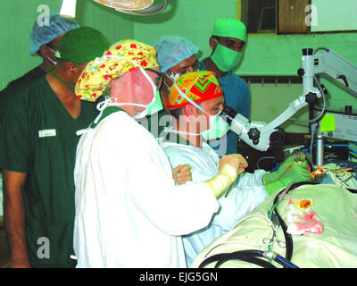 Ein Team von sieben medizinisches Personal von Tripler Army Medical Center hat vor kurzem mit Armee Ärzte aus Bangladesch, verarmten Zivilisten bei der kombiniert militärischen Krankenhaus CMH Bogra, einem bengalischen Armee-Krankenhaus zu behandeln.  Tripler Army Medical Center, Hawaii Stockfoto