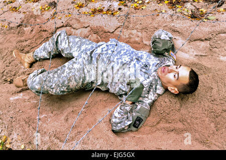 US Army Staff Sgt Luis Mitchell von Clearwater, Florida, US-Army in Europa 12. Combat Aviation Brigade, Rücken kriecht unter Stacheldraht während der Hindernis-Parcours Teil des USAREUR die besten Krieger Wettbewerb in Grafenwöhr, Deutschland, 20. August 2013 zugewiesen. Der Wettbewerb ist eine einwöchige Veranstaltung, die Soldaten körperliche Ausdauer, Führung, technisches Wissen und Geschicklichkeit testet. Gewinner in der Soldat und verkauften Offizier, die Kategorien des Wettbewerbs USAREUR gehen werden in der Abteilung der Armee-Ebene konkurrieren.  Staff Sgt Pablo N. Piedra Stockfoto