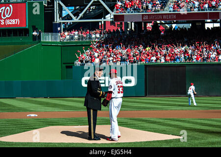 US Army Chief Of Staff General Raymond T. Odierno übergibt die ersten Baseball Krug Edwin Jackson vor der Staatsangehörigen Vs Cardinals Spiel im Staatsangehörigen Stadium in Washington, D.C. 10. Oktober 2012. Dies ist das erste Hauptliga Nachsaison Spiel in Washington seit 1933 World Series mit den Washington Senators. Verwundeten Krieger und aktiven Dienst militärische Service-Mitglieder wurden von den Fans während des Spiels mit einer Standing Ovation geehrt. US Army Staff Sgt Teddy Wade Stockfoto