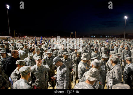 Militärische und zivile Teilnehmer warten während der Eröffnungsfeier der 23. Annunal Bataan Memorial Tod März auf der White Sands Missile Range, N.M., 25. März 2012. Mehr als 6.700 Menschen kamen aus über dem Land zu Ehren der Veteranen des zweiten Weltkriegs, die der Bataan Tod März 1942 ertragen.  Daniel Liddicoet Stockfoto