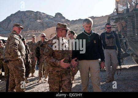 Secretary Of The Army John McHugh spricht mit Oberst Todd R. Wood, Kommandeur der 1st Stryker Brigade Combat Team, 25. Infanterie-Division, während eines Besuchs in der Forward Operating Base Masum Ghar in Provinz Kandahar, Afghanistan, Dez. 14.  SPC. John G. Martinez Stockfoto