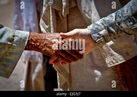 US Armee Generalmajor Paul Bollenbacher schüttelt Hände mit einem Si Av Dorf resident aus dem Bawka Distrikt in der Provinz Farah, Afghanistan, 12. Juni 2010. Bollenbacher ist der Direktor der Provinzial Wiederaufbau Team Farah Civil Military Operations Center. US Air Force Senior Airman Rylan K. Albright Stockfoto