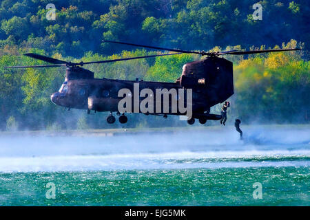 US-Armeesoldaten springen von einem schwebenden CH-47 Chinook-Hubschrauber während der Helo-Cast-Veranstaltung am Tag zwei der besten Sapper Wettbewerb, Fort Leonard Wood, Mo., 20. April 2010. Der beste Sapper Wettbewerb ermöglicht Ingenieuren in der Armee die Möglichkeit, in einem zermürbenden sechs Phase und dreitägigen Wettbewerb konkurrieren um festzustellen, wer die besten Ingenieure in der Armee sind.  Benjamin Faske Stockfoto