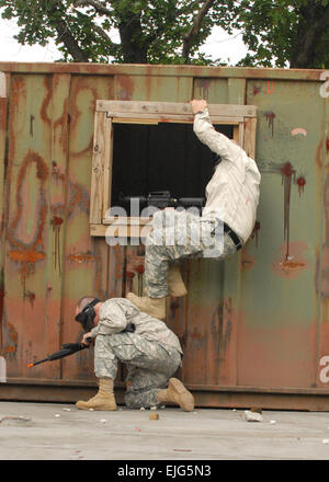 Ein US-Armee zivile Angelegenheiten und psychologische Operations Command Airborne Soldat unterstützt Fellow Soldat durch ein Fenster während eines Team-building-Übung für des Befehls am besten Krieger Wettbewerb.  USACAPOC A Soldiers aus dem ganzen Land beteiligen sich an dieser fünf-Tage-Schlacht von körperliche und geistige Ausdauer in der Hoffnung, dass namens "Besten Krieger" und weiterkommen in der US-Armee des Befehls Reserven Befehl Wettbewerb im Juli.   Staff Sgt Sharilyn Wells / /. Stockfoto