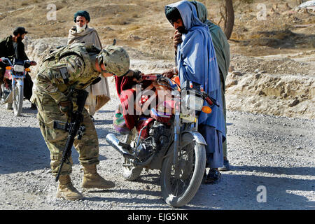 US Armee Sgt. Gary Melton, Provinz Uruzgan der Wiederaufbau-Team Sicherheit Kräfte, führt Fahrzeug und Personal sucht bei einem Verkehr Kontrollpunkt in der Nähe von Kakrak, Uruzgan, Afghanistan, 28. Oktober 2011. Die TCP wurde eingerichtet, während Mitglieder des PRT eine lokale Fremdfirma zu nahe gelegenen Durchlass zur Bewertung von Schäden zur Reparatur begleitet. Stockfoto