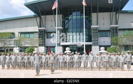 Soldaten der Army Reserve Medical Command stehen in Formation an c.w. Bill Young, Armed Forces Reserve Center in Pinellas Park, Florida, 10. Juni 2012. Sgt. Joshua McDowell, ein Training Unteroffizier und der besten Krieger von 2010 führte den Befehl in ein Shout-Out für die US-Armee 237. Geburtstag bevorsteht, Juni 14. Das diesjährige Thema ist "Amerikas Armee: die Stärke der Nation" 237 unsere Soldaten und ihre Familien seit Jahren, die Stärke unserer großen Nation im Frieden und im Krieg.  Staff Sgt Eric W. Jones Stockfoto