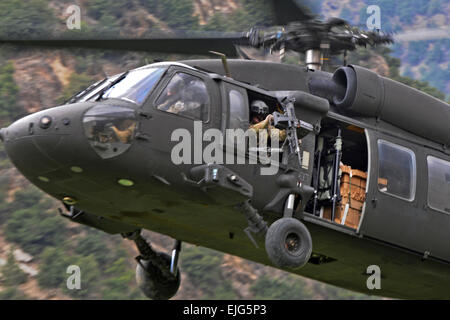 Ein UH-60 Black Hawk bereitet im Stadtteil Jani Khel 13.April landen um Fallschirmjäger, ausgewählte Unternehmen während Betrieb Marmor Löwe zugewiesen zu extrahieren. Ausgewählte Unternehmen ist Bestandteil der 3. Airborne Battalion, 509. Infanterie-Regiment, Task Force Gold Geronimo.  Army Staff Sgt Jason Epperson Stockfoto