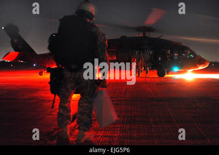 Ein Soldat der US-Armee wartet einen UH-60 Black Hawk Hubschrauber auf Camp Liberty, Bagdad, Irak, 9. April 2009 an Bord. Die Black Hawk Hubschrauber transport von Passagieren und logistische Ausrüstung während der irakischen Theater.       Petty Officer 2. Klasse Robert Whelan Stockfoto