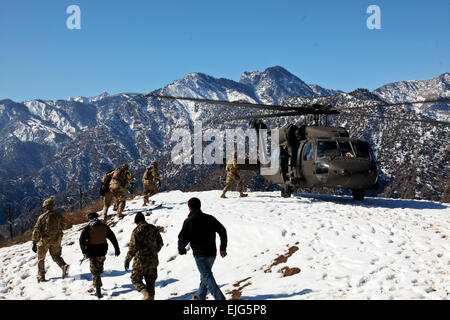 US-Soldaten der zentrale und Headquarters Company, 2. Bataillon, 27. Infanterie-Regiment, 3rd Brigade Combat Team, 25. Infanterie-Division und afghanische nationale Armeesoldaten, bereiten Sie einen US-Armee UH-60 Black Hawk Hubschrauber am Beobachtungsposten Mangol, 8. Februar 2012, im Distrikt Nari, Provinz Kunar, Afghanistan an Bord. Stockfoto