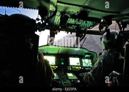 Piloten aus 2-158th Assault Helicopter Battalion Verhalten Flugmanöver in ein UH - 60M Black Hawk während des Trainings auf dem Truppenübungsplatz Obstgarten in Idaho 22 Oktober. Das Training war Teil der Task Force Warhawk bergigen Umwelt Höhentraining Übung, wo sie die verschiedenen Komponenten enthalten, die Interoperabilität der mehrere Flugzeugzellen, Betrieb eines vorwärts Bewaffnung und Betankung Punkt, Kommunikation, medizinische Bereitschaft und logistische Unterstützung getestet. US Army Staff Sgt Bryan Lewis Stockfoto