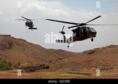 UH-60 Black Hawks landen für die Abholung von US-Soldaten zugewiesen A Batterie, 2. Bataillon, 377. Parachute Field, Artillerie-Regiment, Task-Force 4-25, außerhalb Loy Murghoz Khowst Provinz, Afghanistan, 8. Juni 2012. Eine Batterie hatte eine Präsenz-Patrouille Suche nach Waffen und Schmuggelware durchgeführt. Stockfoto