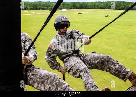 Verlauf einer Air Assault im Camp Blanding Joint Training Center Abseilung 1st Lt. Stephen Murga aus einem UH-60 Black Hawk 1. Juli 2013. Dies war eine der letzten Herausforderungen 11-Tage-Kurs, die in 250 Soldaten und Flieger aus Heer und Luftwaffe Einheiten über das Land zog. Stockfoto